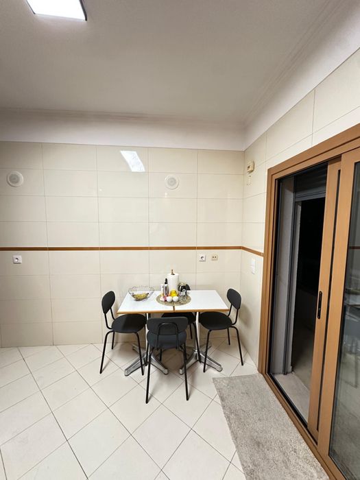 quarto suite com WC privativo com uma varanda bastante espaçosa e com uma bela vista, localizado na colinas do cruzeiro odivelas