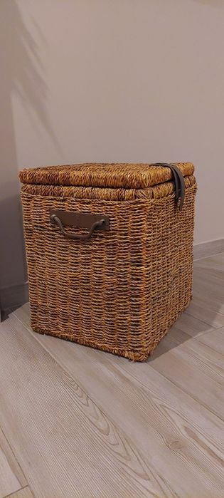 Arca em palha (vime) alsas em ferro e pega em Pele