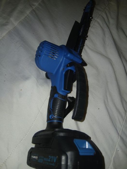 Vendo mini mota serras a bateria com carregador