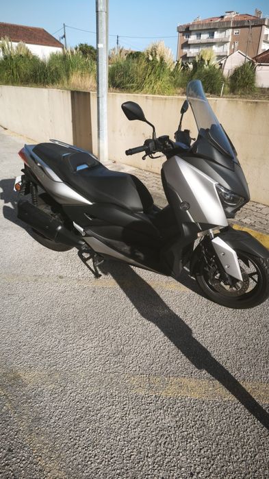 Mota Yamaha x-max 300 e capacete
