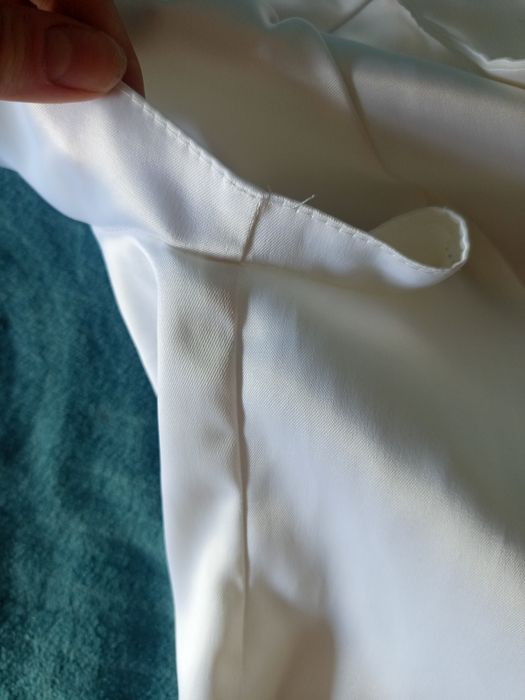 Bluzka biała elegancka koszulka damska ze śliskiego materiału