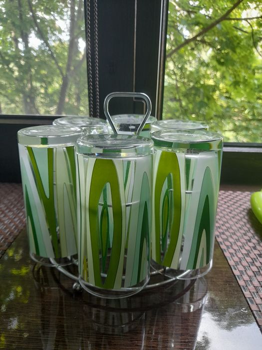 Набір склянок на підставці.