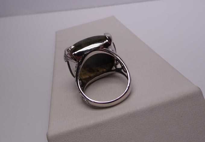 Srebrny pierścionek labradoryt R.22 ażurowe serca po bokach obrączki