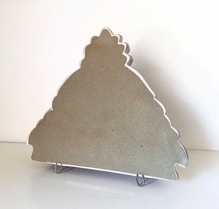 Peanha ou mísula em gesso imitação de madeira com rosa