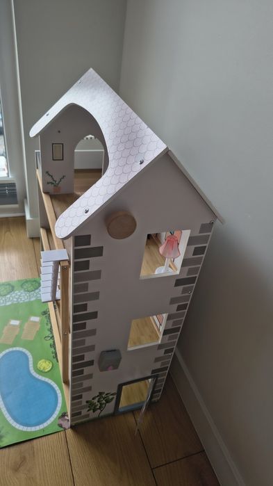 Domek dla lalek z windą i wyposażeniem