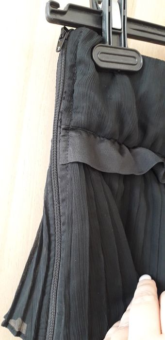 чорна юбка плисе міді