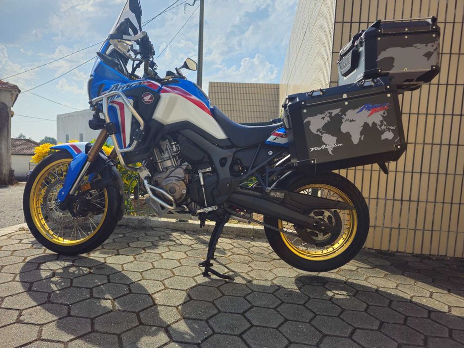 Vendo Honda Africa Twin Adventure Sports de 2019, com apenas 17.800 km, em excelente estado geral, muito estimada e pronta para qualquer aventura.
