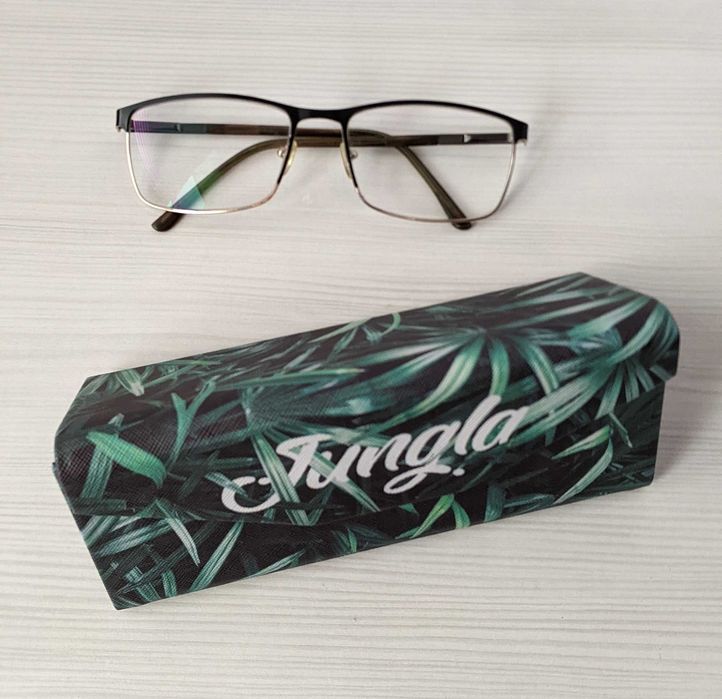 Продам раскладной футляр для очков. Цена 300 грн.