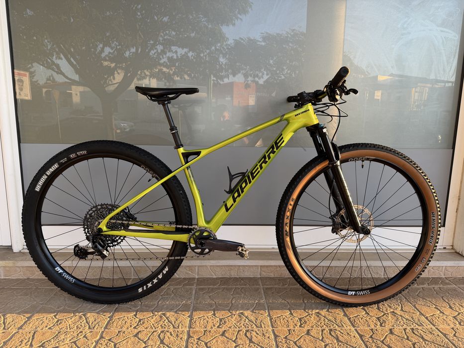 Bicicleta de BTT - muito bem equipada