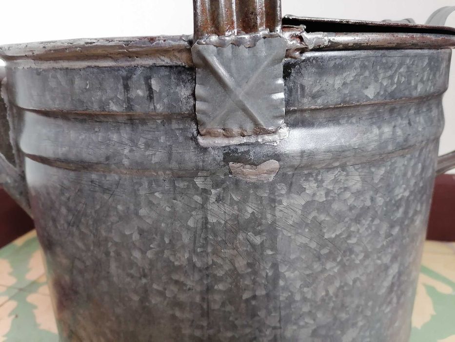 Regador antigo restaurado e reutilizável