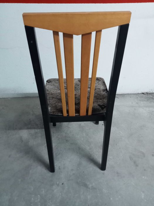 Conjunto de 4 cadeiras com assento em tecido, em bom estado