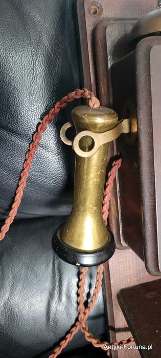 Stary telefon wiszący nr 2