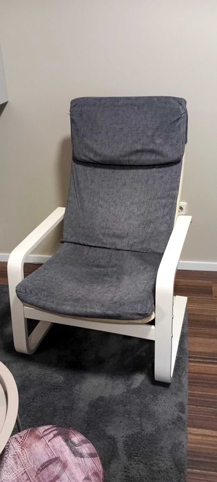 Vendo cadeirão lacado de branco com tecido cinzento, bom estado.