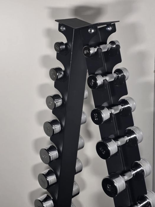 Zestaw hantli chromowanych od 1 kg do 10 kg.