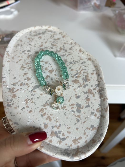 Bransoletka z bialym kwiatem i zawieszką