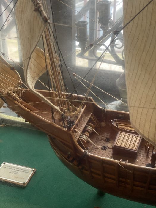 Modelo barco de madeira