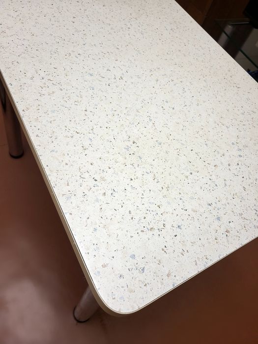 Стіл кухонний.Ніжки відкручуються.