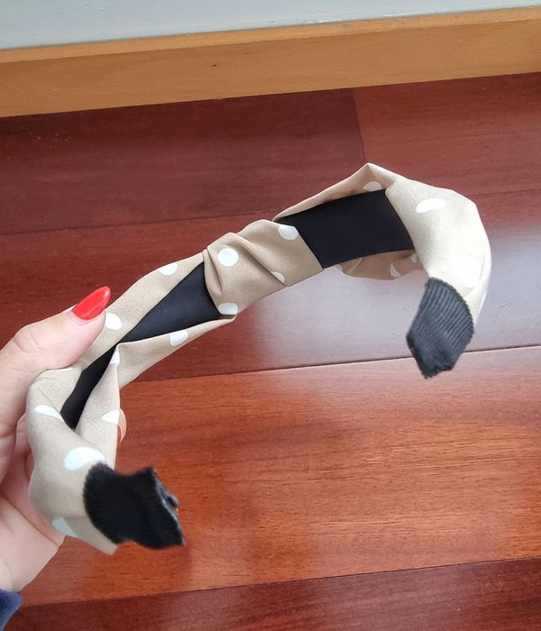 Fita de cabelo bege/ castanha clara com bolinhas brancas