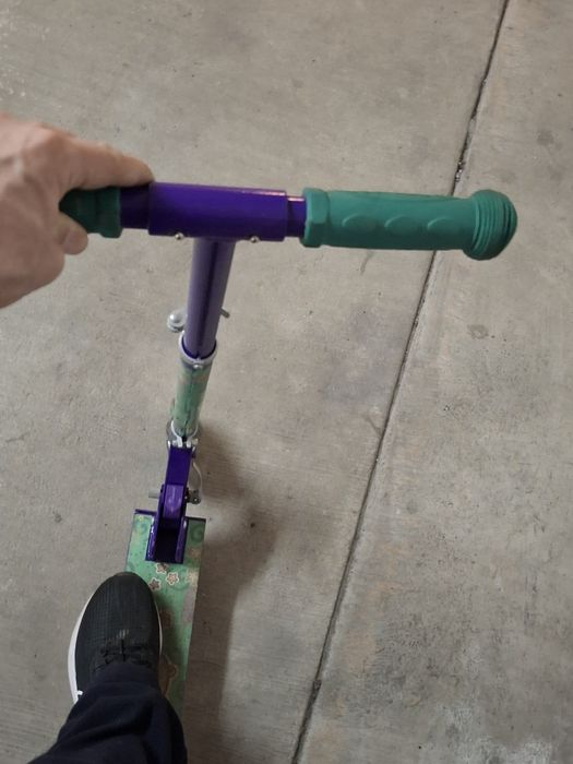 Trotineta pequena, de criança, para aprender