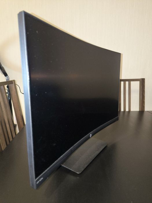 HP 24c 24" 144Hz monitor curvo