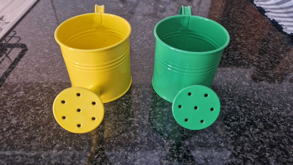 Conjunto dois regadores pequenos
