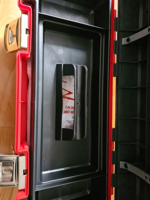 Zestaw  narzędzi izolowanych do obsługi samochodów elektrycznych i h