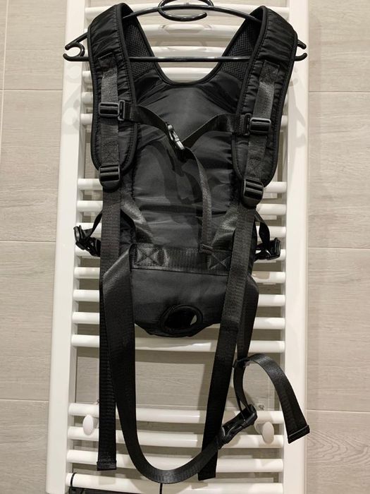 Czarny, średni plecak do przewozu psa