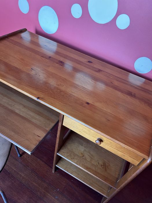 Escrivaninha / Secretária de madeira em ótimo estado