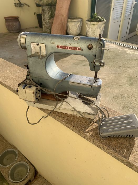 Maquina de costura a trabalhar so le falta a correia