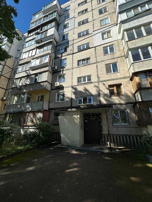Продам трикімнатну квартиру в жилому стані (чешка), метро Нивки 5-7 хвилин, ДЕРЖПРОГРАМИ