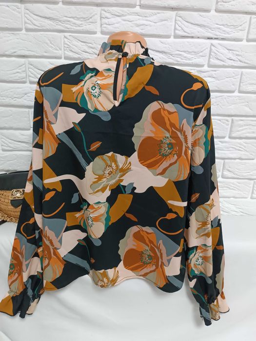 Красива блуза з квітами,комір стійка