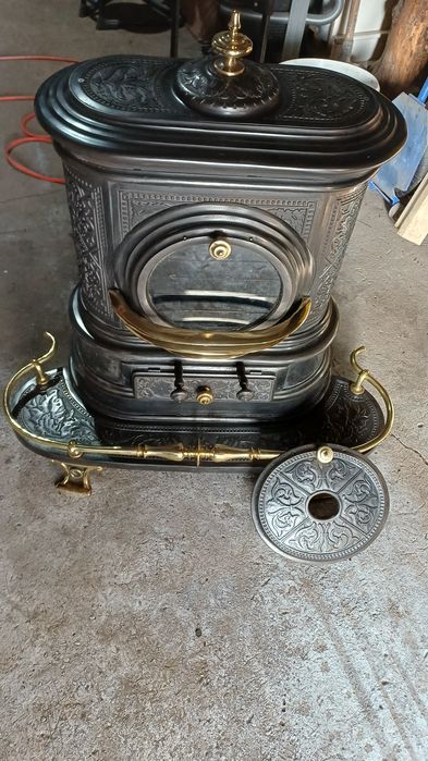 Piękny kominek żeliwny