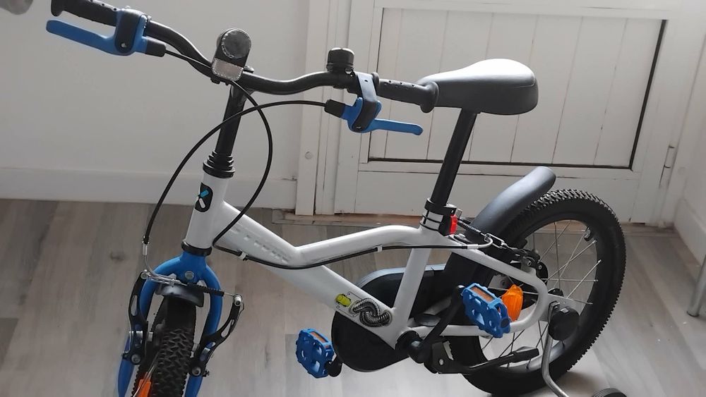 Bicicleta e trotinete de criança com proteção