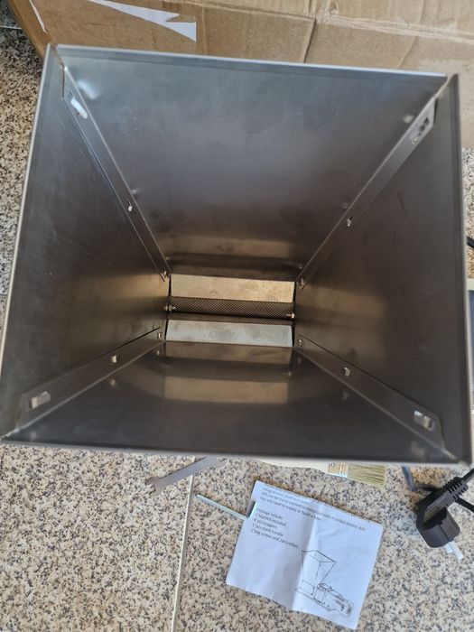 moinho de cereais elétrico de 220V, ideal para triturar malte para cerveja artesanal.Inclui um funil