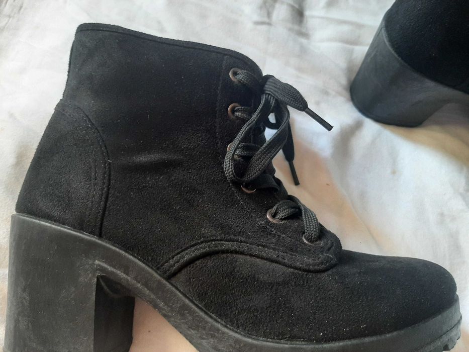 Czarne buty na obcasie