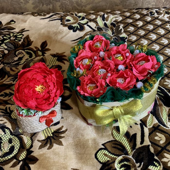 Букети із квітів з цукерками і без