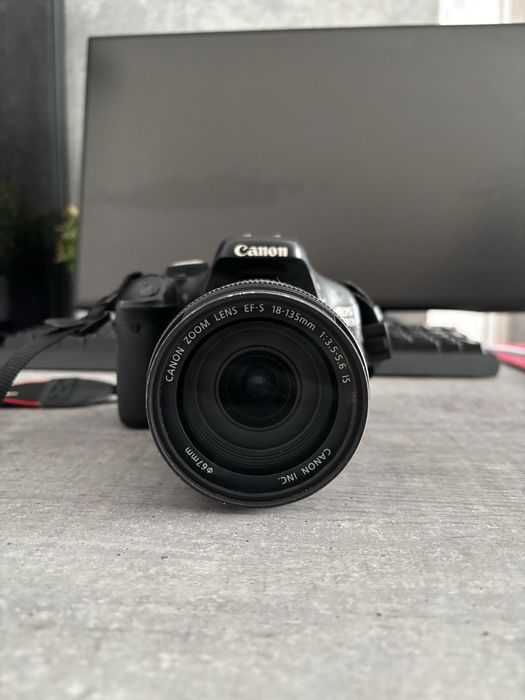 продам фотоапарт Canon eos 600D + об’єктив Canon EF-S 18–135mm з пробігом 22 тисячі