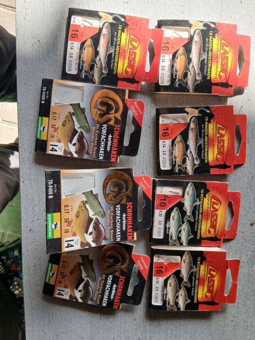 8 paczek haczyków z przyponami.  Małe rozmiary