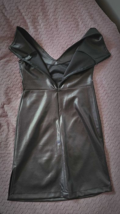 Dopasowana mała czarna dekolt V bez rękawów zamek woskowany materiał