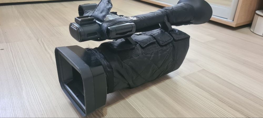 Видеокамера Sony AX2000E