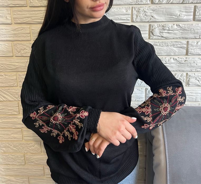 Супер ціна 350 грн. Светрик з вишивкою