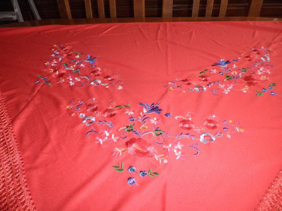 Lenços bordados novos em triangulo cada um 9,00