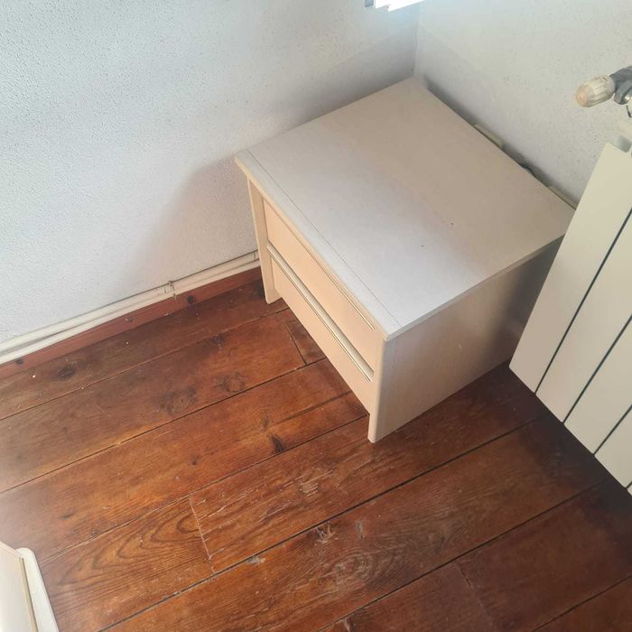 Quarto de casal com mesas de cabeceira