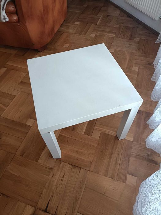 Mały stolik kwadratowy biały