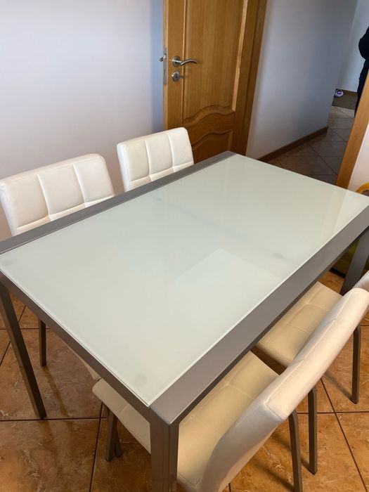 Vendo Conjunto de mesa + 4 cadeiras