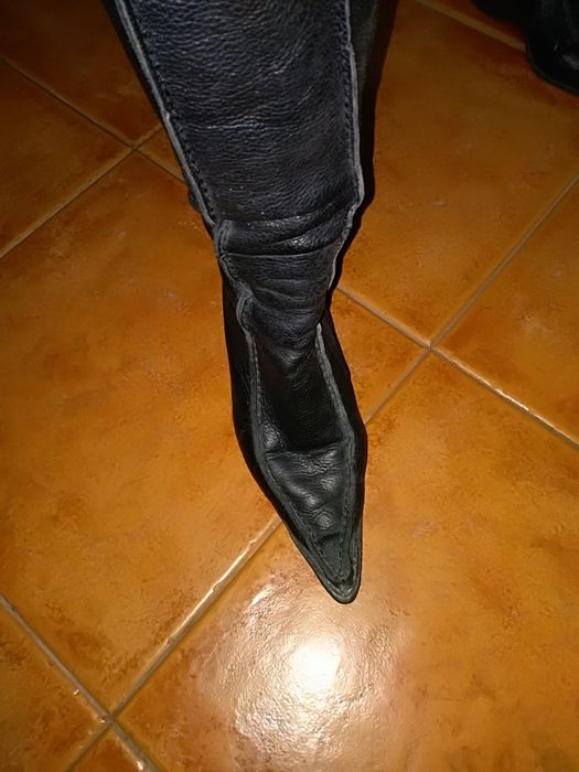 Botas de pele pretas em cunha