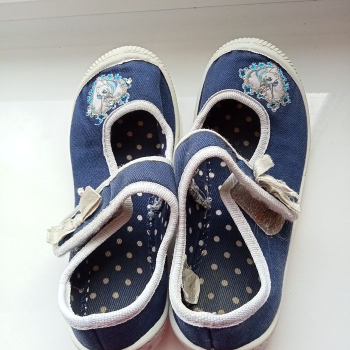 Buty, kapcie dla dziewczyki.28