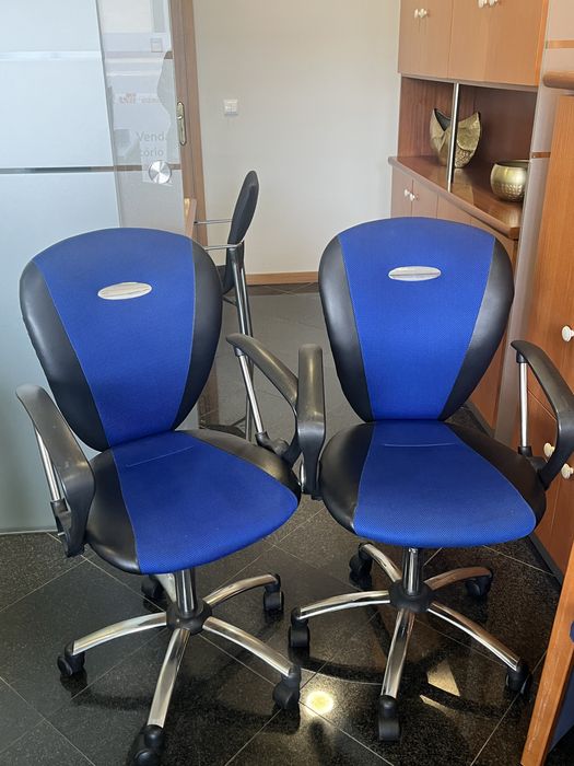 Cadeira escritório azul e preta