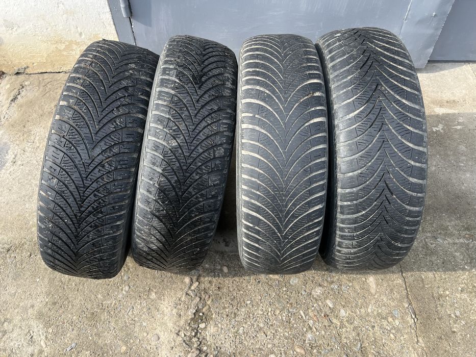 Всесезонні шини 215/70 R16 100H марки Kumho