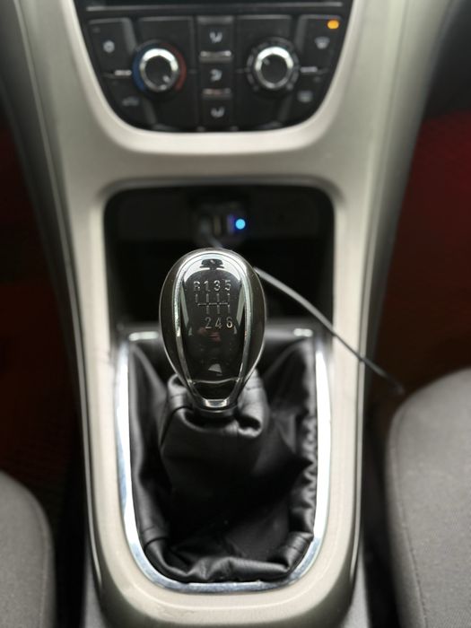 Продам Opel Astra j 2011p